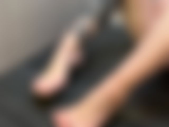 Heiße Fußerotik - Du liebst meine Füße? Hier hast du 11 perfekte Bilder von meinen Füßen und Beinen!