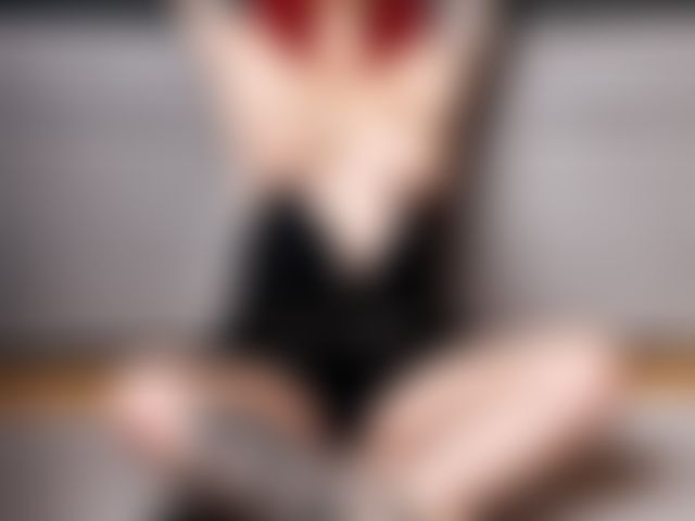 Das kleinen Schwarze! In meinem heißen Babydoll mit meinen nackten , prallen Natur Titten direkt aus Meinem Schlafzimmer... So hat man hier gerne Spaß oder ?